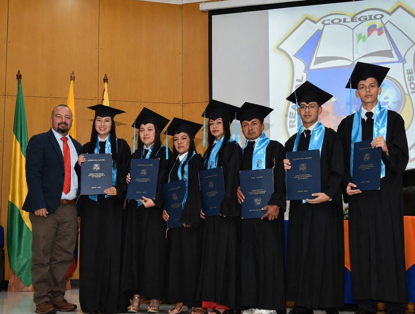 Graduación de bachillerato junto al rector