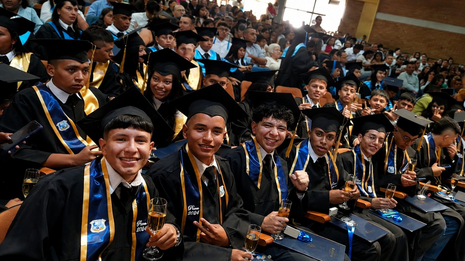 Graduandos celebrando en la ceremonia de grado