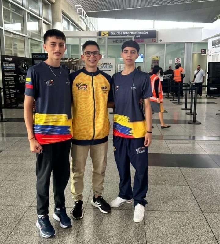 Estudiantes representando al colegio en competencia