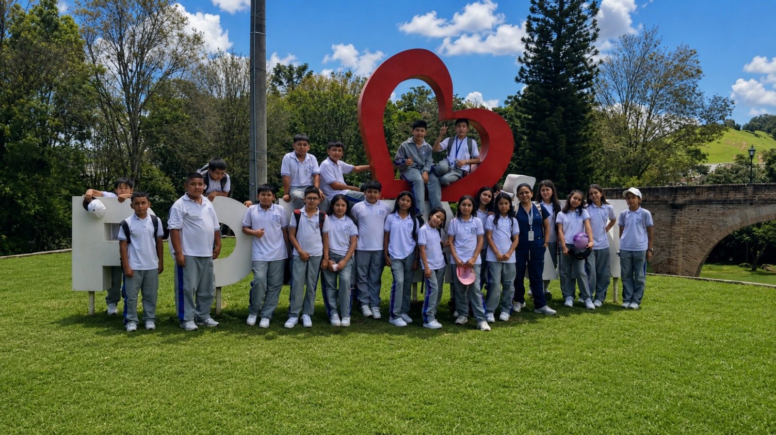 Salida pedagógica, estudiantes en un parque