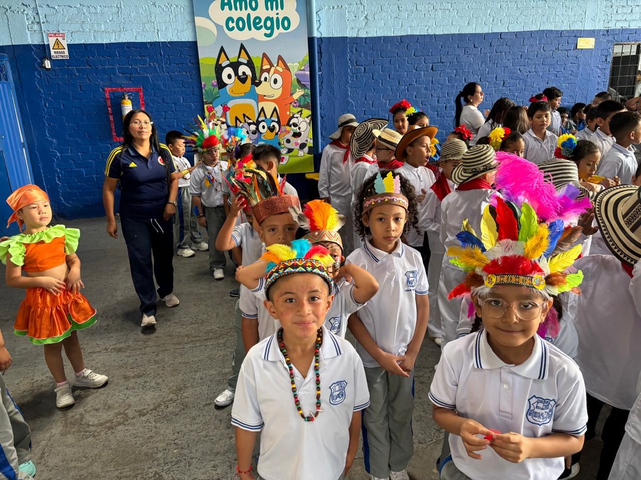 Estudiantes con trajes típicos colombianos en presentación de danza