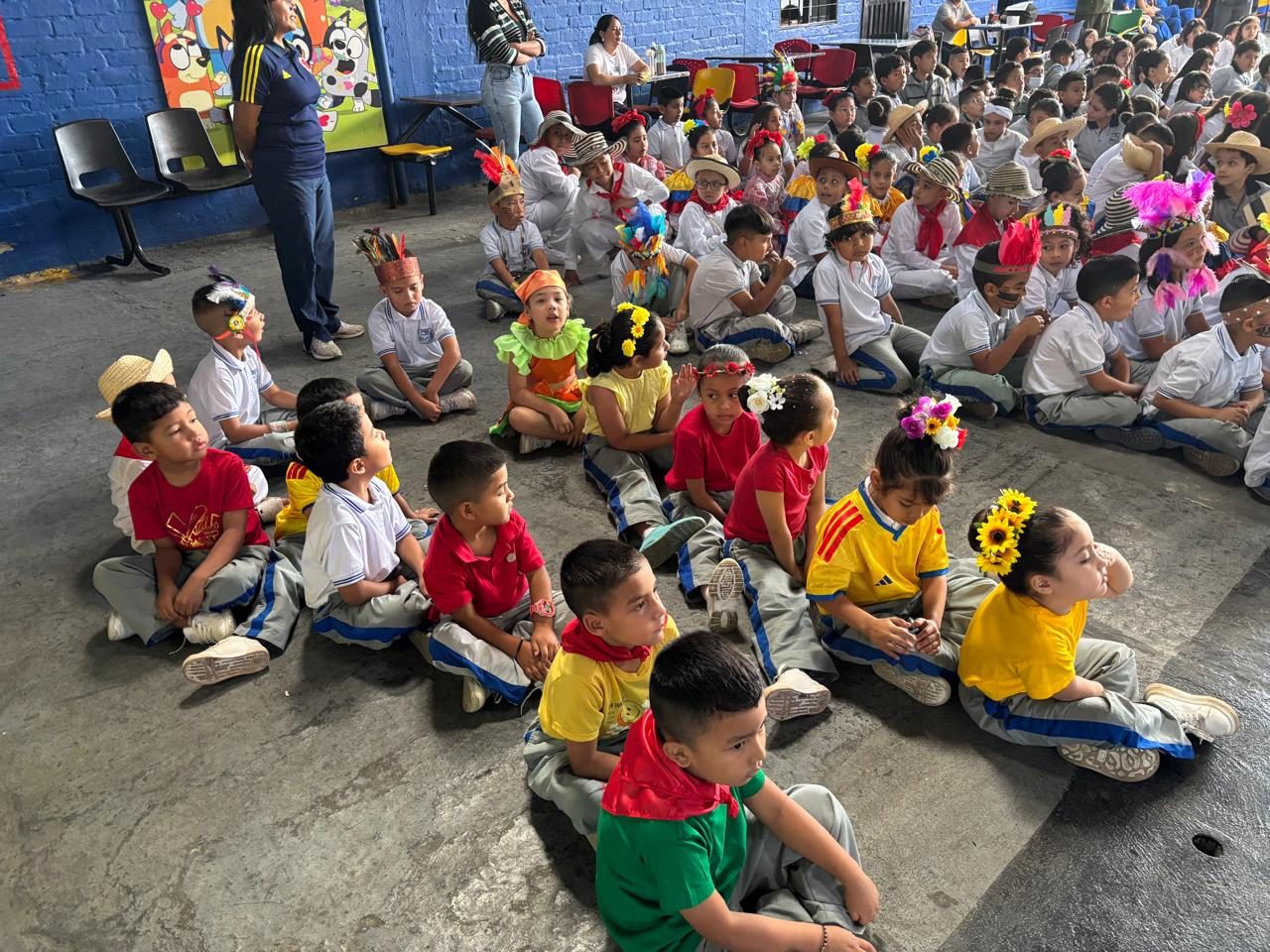 Estudiantes de preescolar con trajes folclóricos