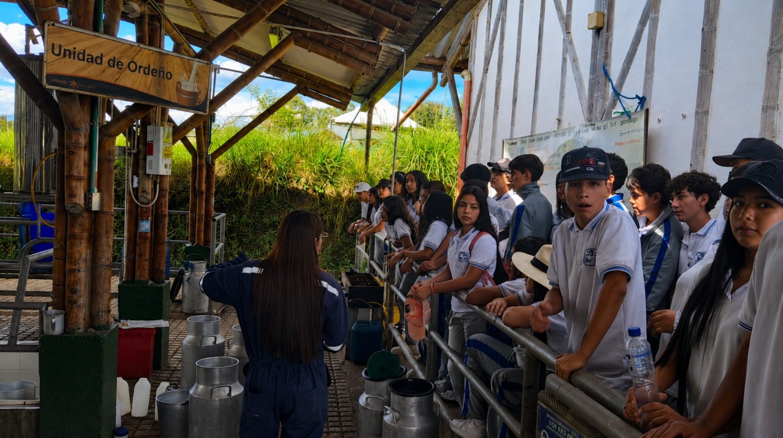 Estudiantes en la unidad de ordeño de La Granja