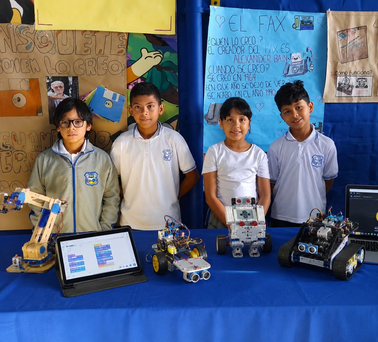 Estudiantes con sus proyectos de robótica