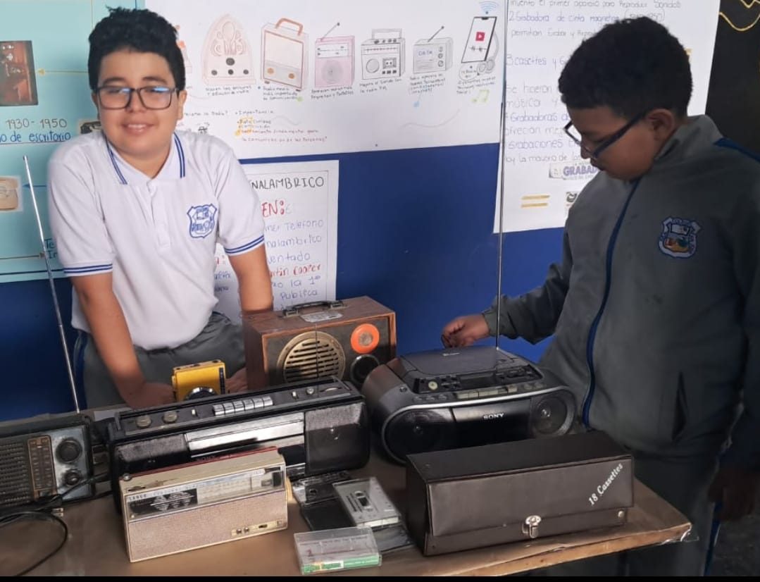 Estudiantes presentando su proyecto de tecnología